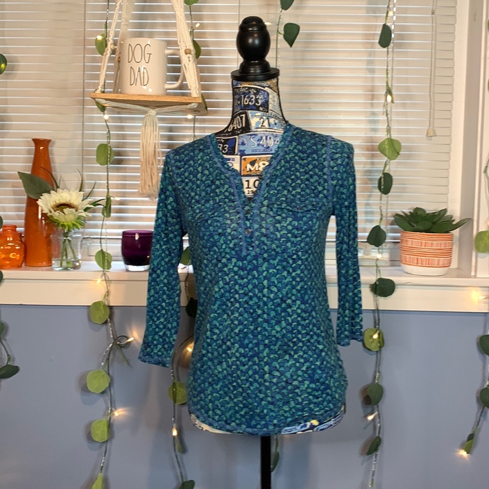 Liz Claiborne Henley Long Sleeved top.  Petite Small.  Great Condition.